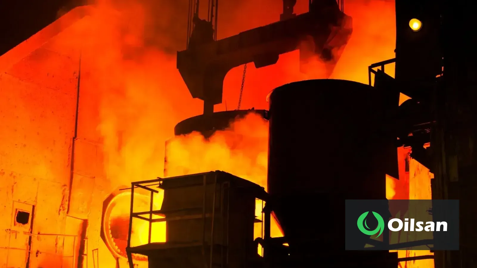 Çelik tesisinde ergimiş metal potası; köşede Oilsan logosu